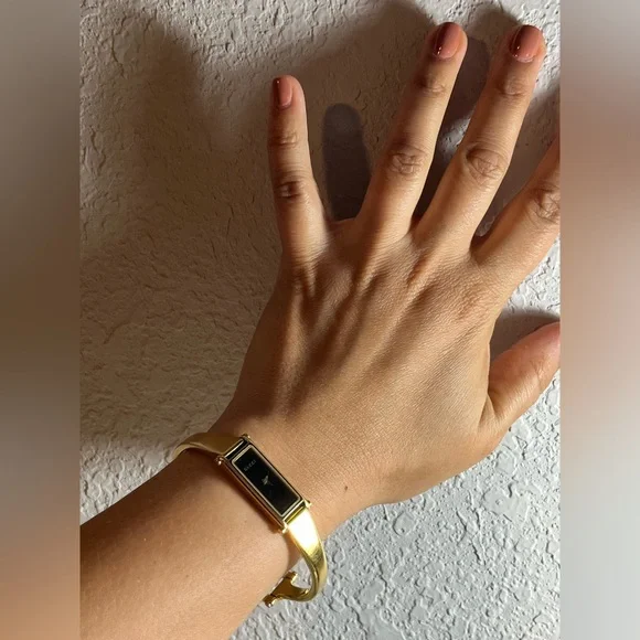 *READ.. GUCCI 1500L BANGLE GOLD PLATED black watch - Picture 5 of 13
